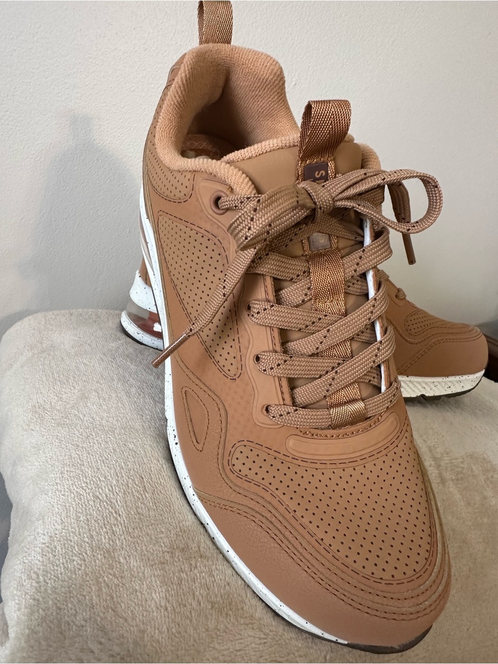 New Skechers Uno Women's Stand on Air Tan Brown Sneakers . New. Size 9 NB